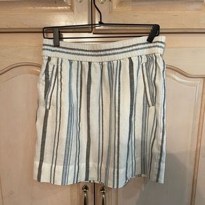 A great skirt in size L from the loft.It is a pull on and comfortable. 👍